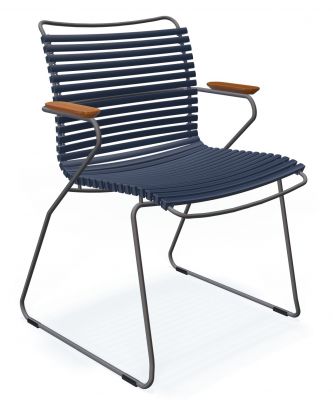 Houe Click Dining Stuhl mit Armlehne für den Garten, blaue Lamellen und Holzarmlehnen.